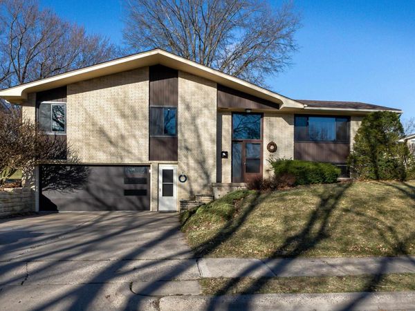 1895 Churchill Drive, Dubuque, IA 52001