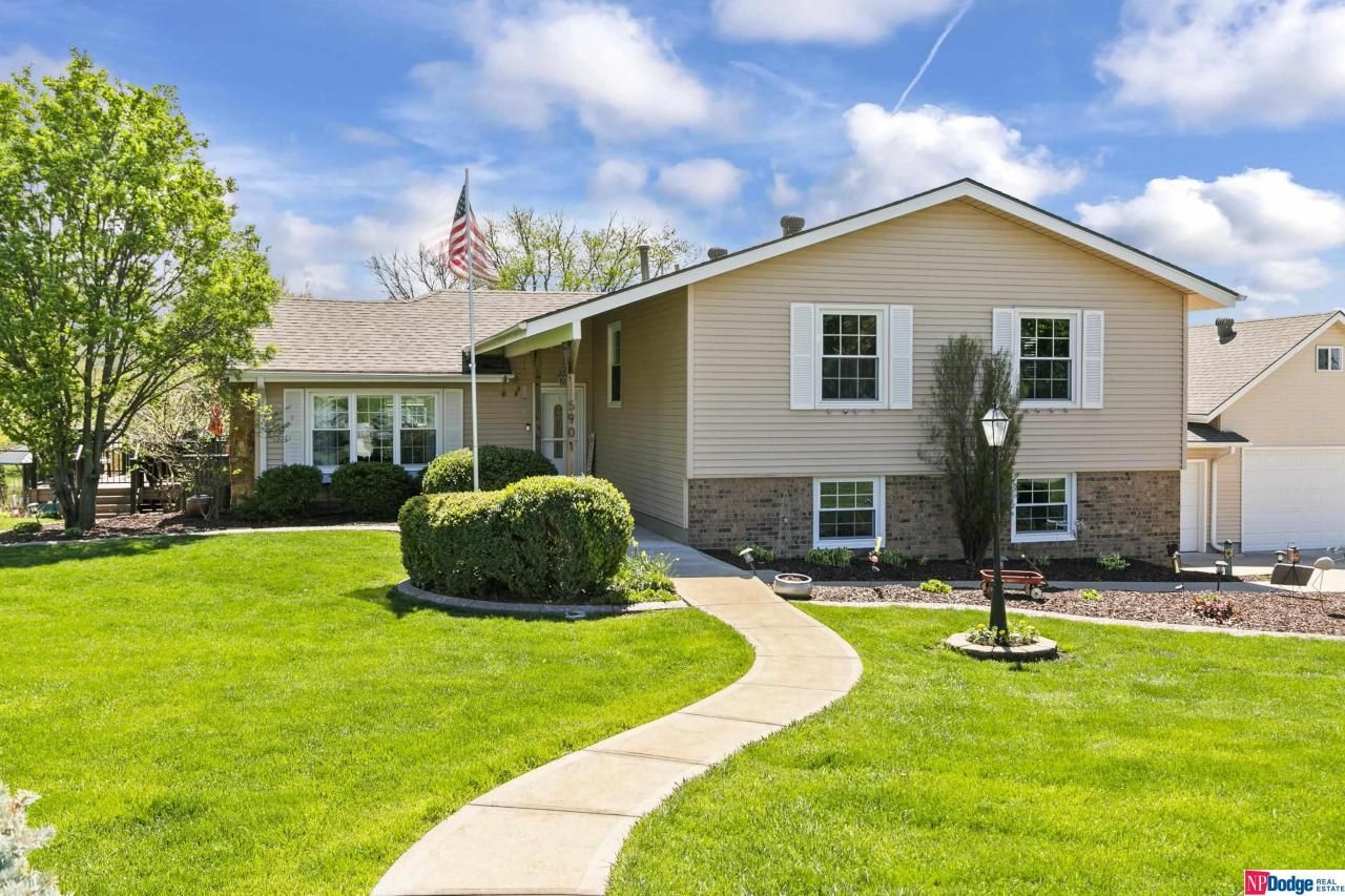 5901 Hilltop Street , Papillion, NE 68133