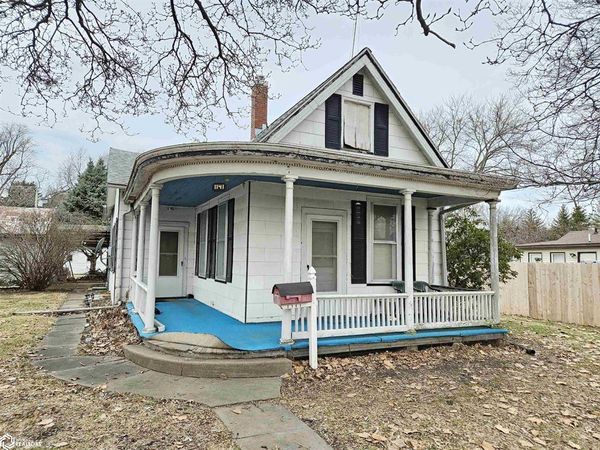 1141 S Garfield Avenue, Burlington, IA 52601