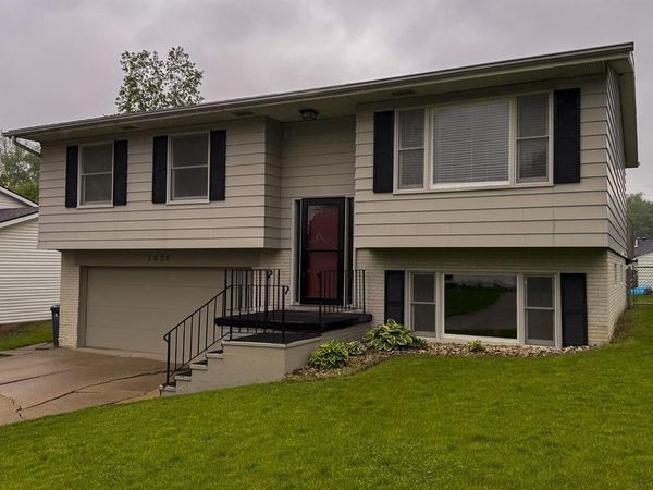 1626 South View Drive NW, Cedar Rapids, IA 52405