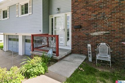 707 Crest Drive , Papillion, NE 68046