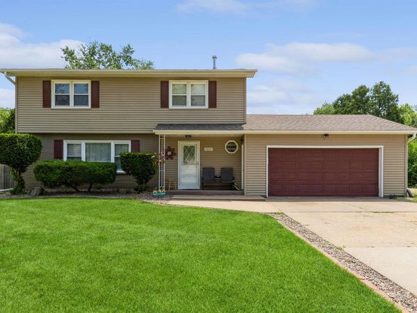 1121 N 5TH Street, Clinton, IA 52732