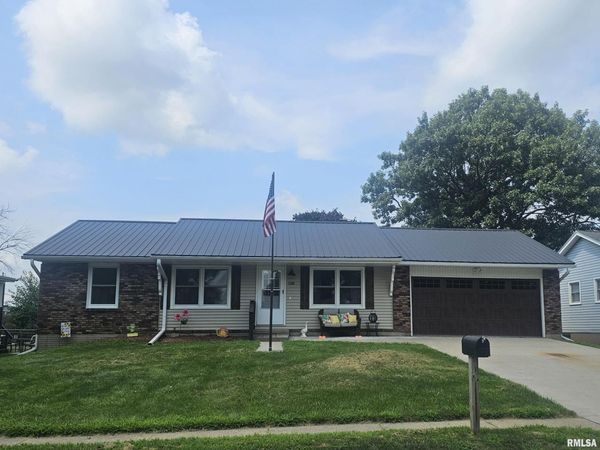 1304 9TH Street Northwest, Clinton, IA 52732