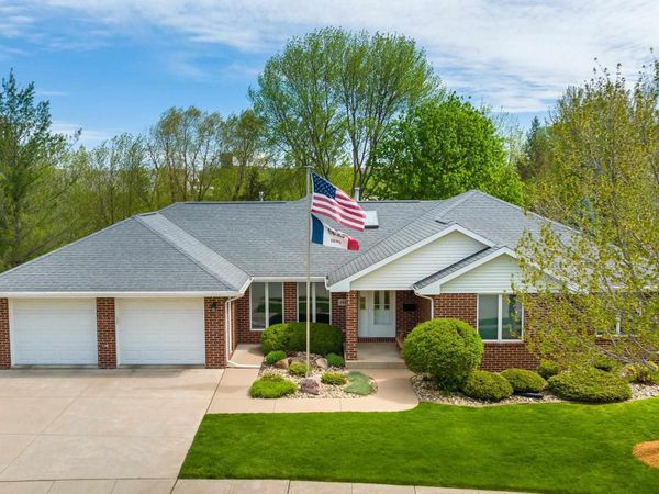 4682 Camelot Drive, Dubuque, IA 52002