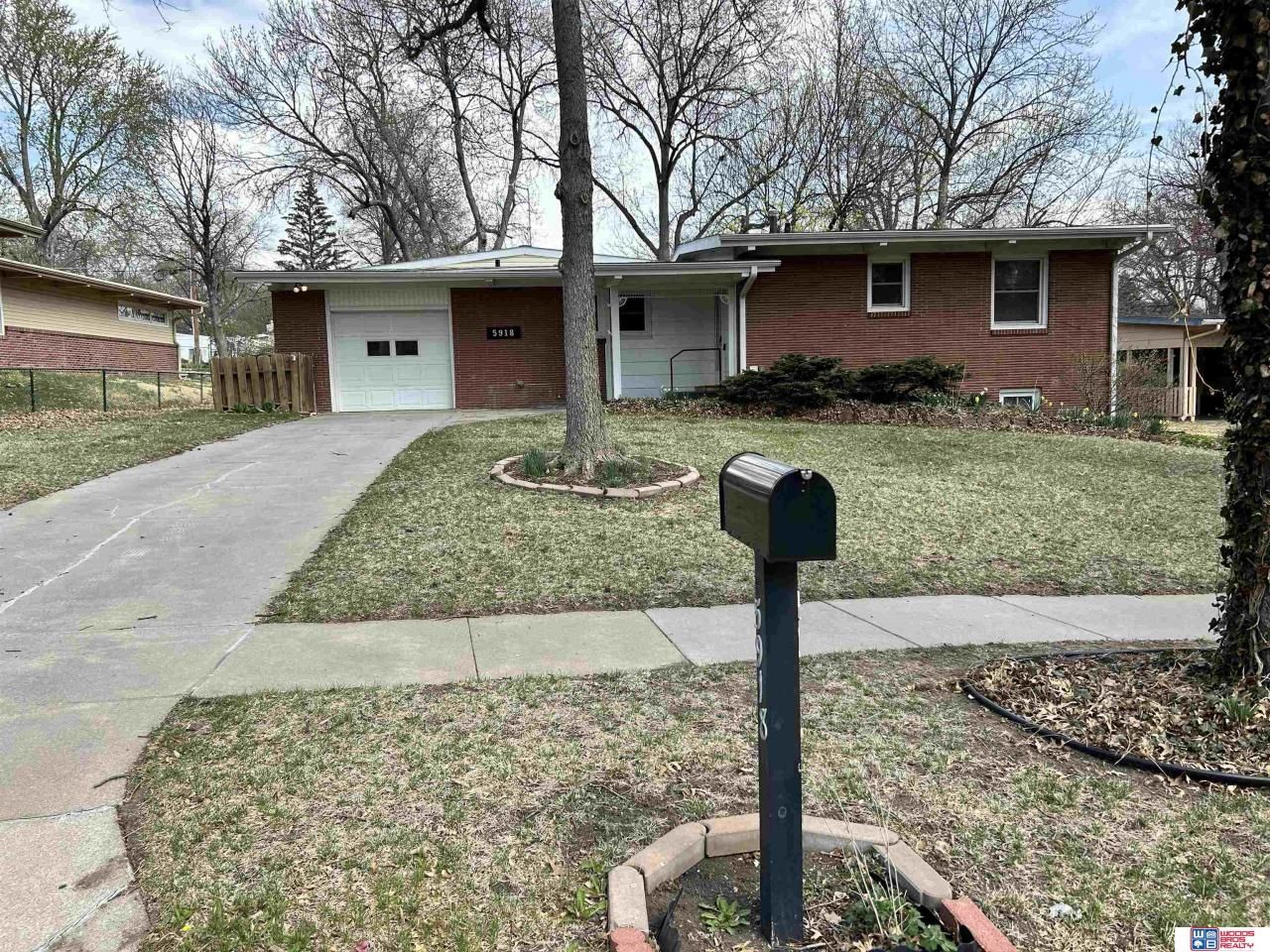 5918 Sunrise Road , Lincoln, NE 68510