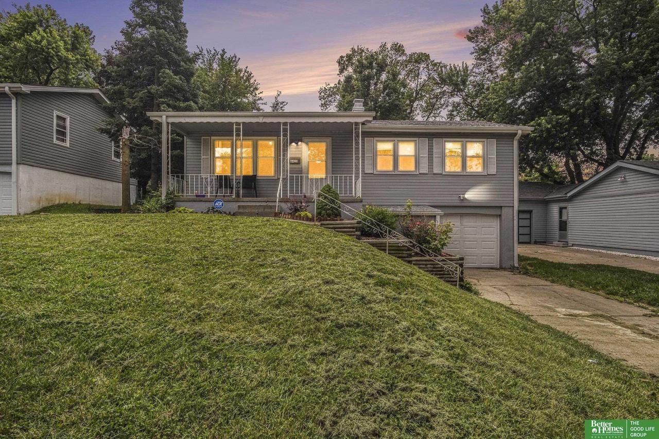 6423 Parkview Lane , Omaha, NE 68104