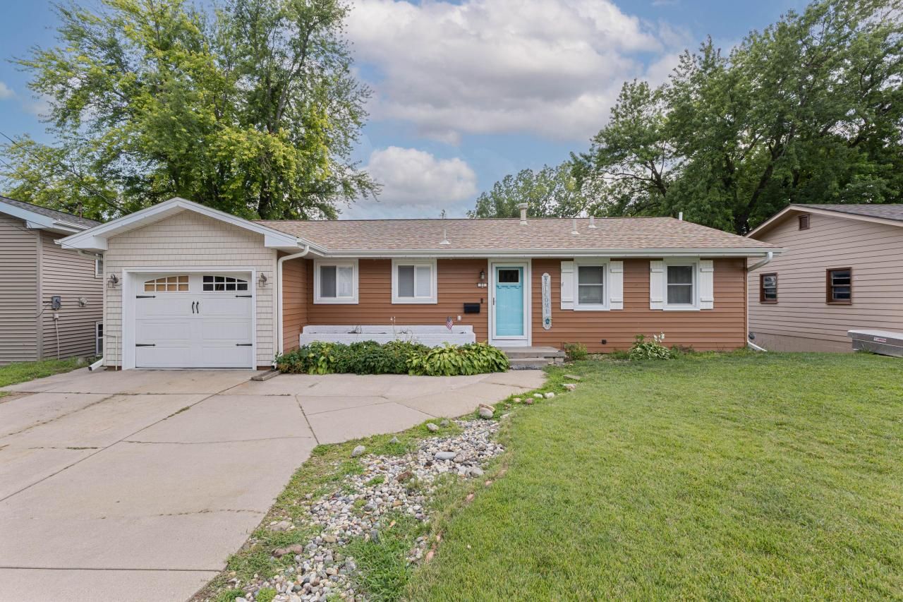 21 CRESTWOOD Drive, COUNCIL BLUFFS, IA 51503