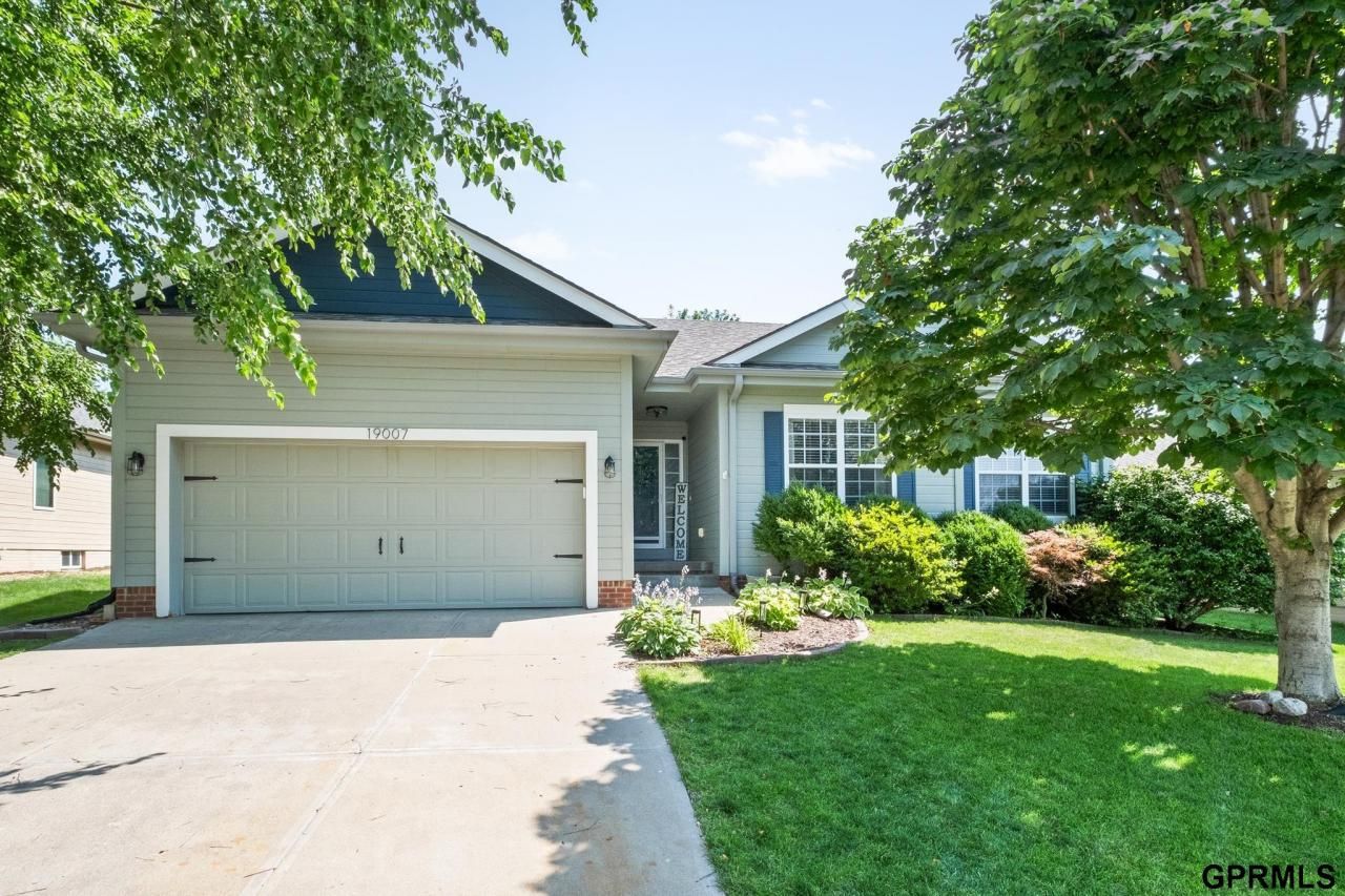 19007 Lillian Street , Omaha, NE 68136