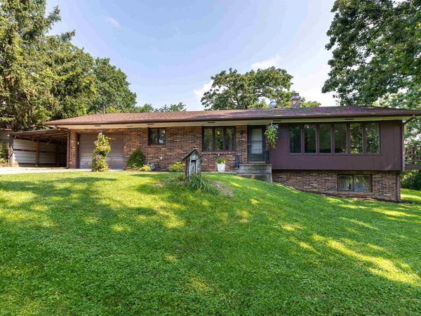 65 Oak Grove Drive, Dubuque, IA 52002