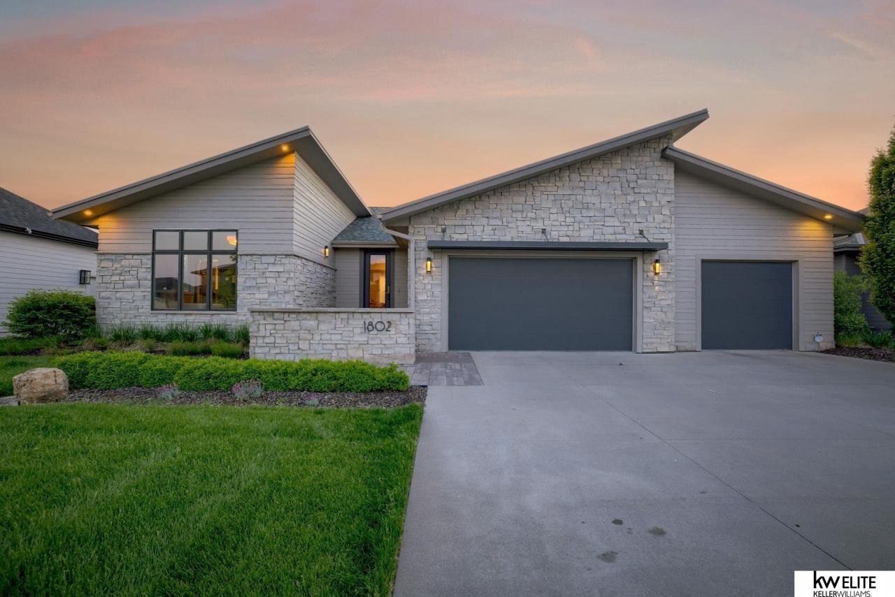 1802 S 221st Street , Elkhorn, NE 68022