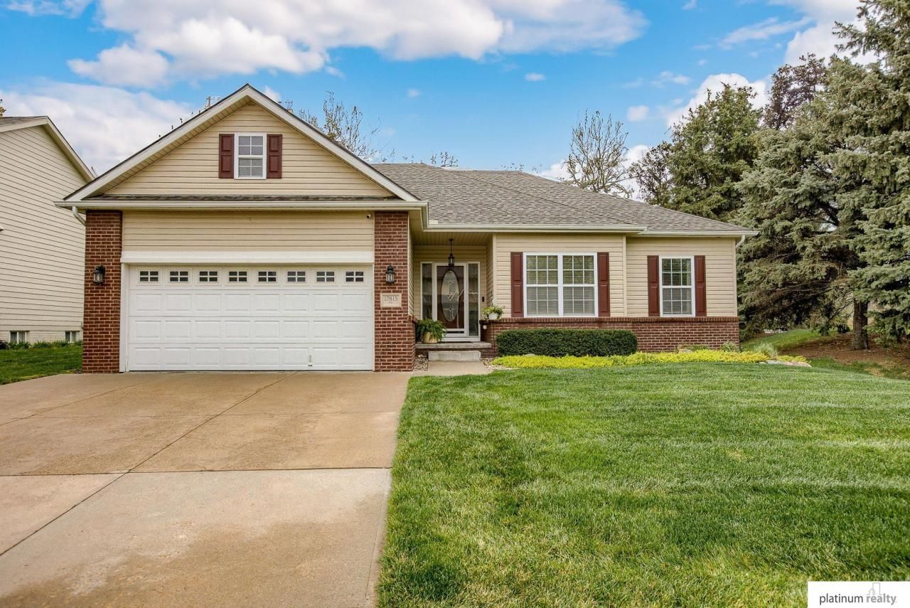 17615 R Street , Omaha, NE 68135