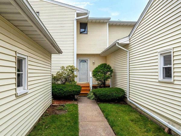 3169 WILLOWWOOD Drive, Bettendorf, IA 52722