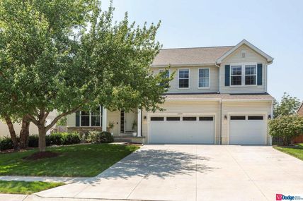 2250 Sand Hills Drive , Papillion, NE 68046