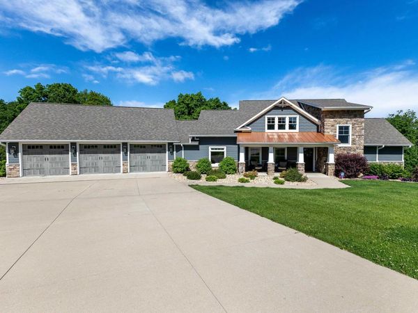 7781 Silver Oaks Drive, Dubuque, IA 52003