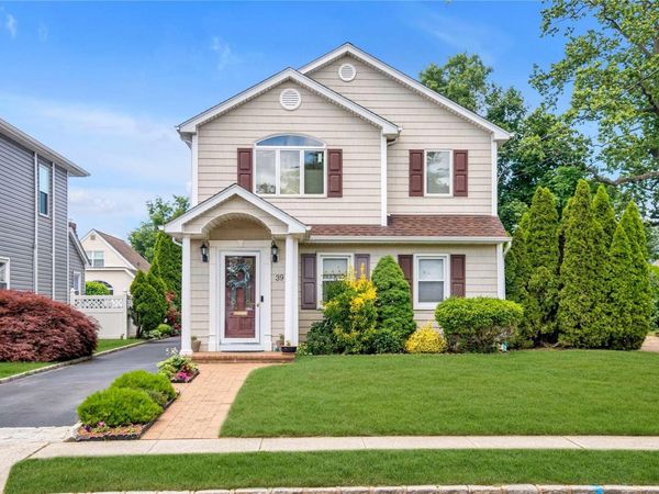 39 Kent Street, New Hyde Park, NY 11040