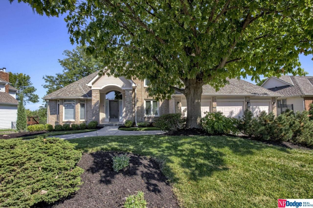 12816 Eagle Run Drive, Omaha, NE 68164