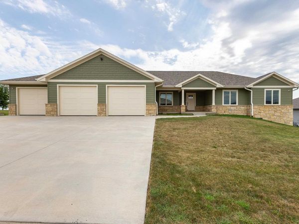 7630 Kaia Drive, Peosta, IA 52068