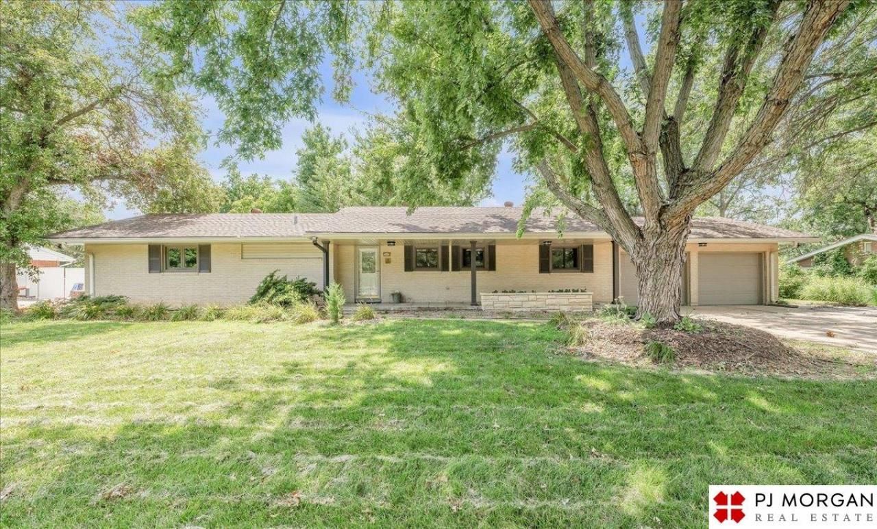 7035 Country Club Road , Omaha, NE 68152