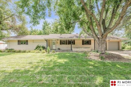 7035 Country Club Road , Omaha, NE 68152