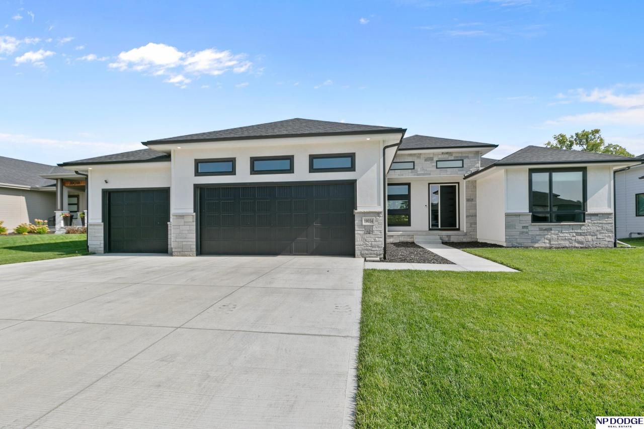 19034 Hackberry Drive , Gretna, NE 68028