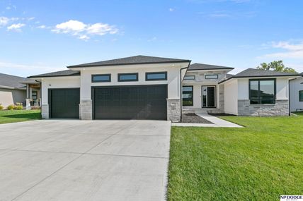 19034 Hackberry Drive , Gretna, NE 68028
