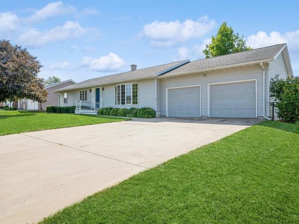 215 5th Street E, Newhall, IA 52315