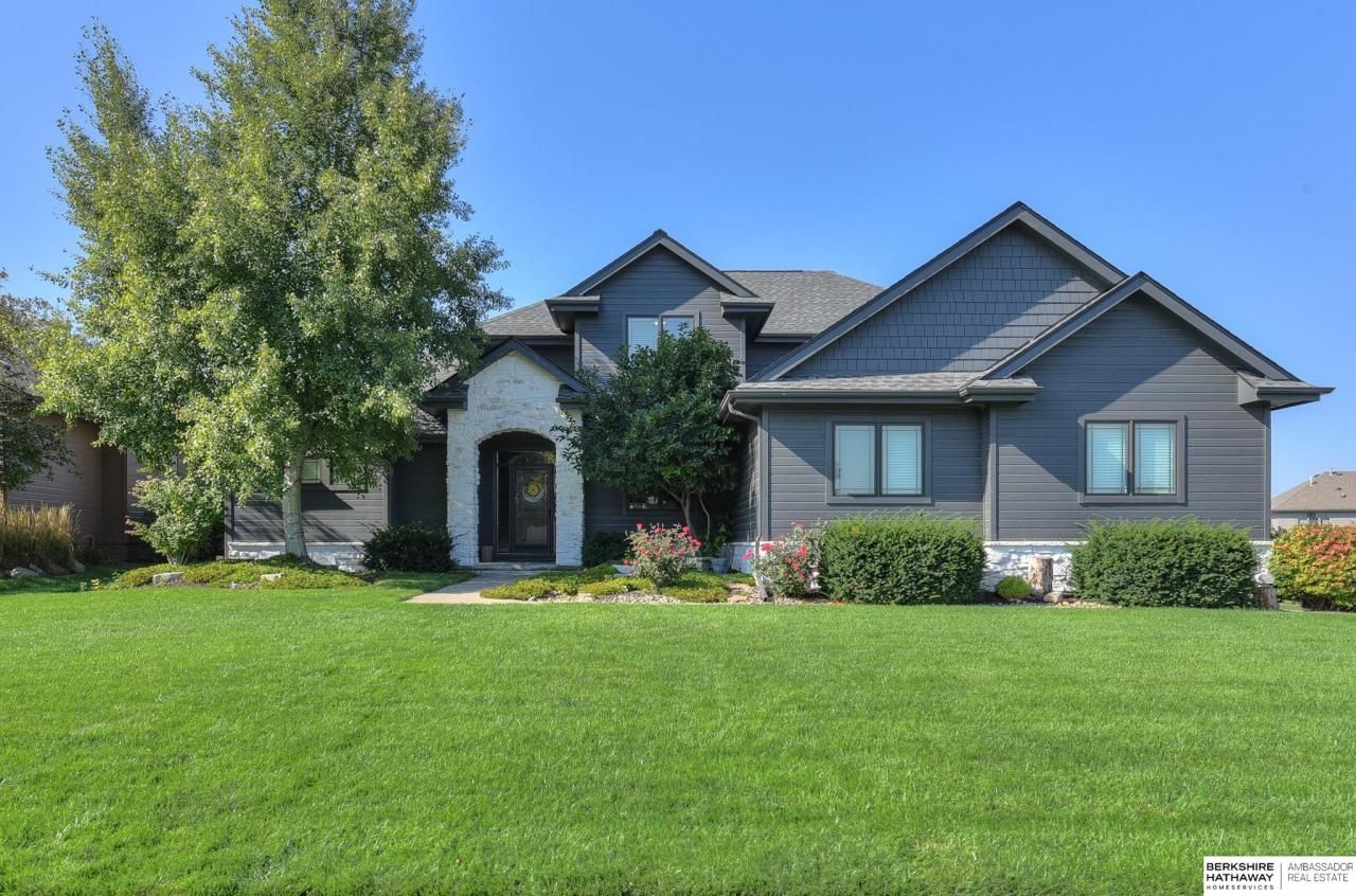 17049 Sherwood Avenue , Omaha, NE 68116