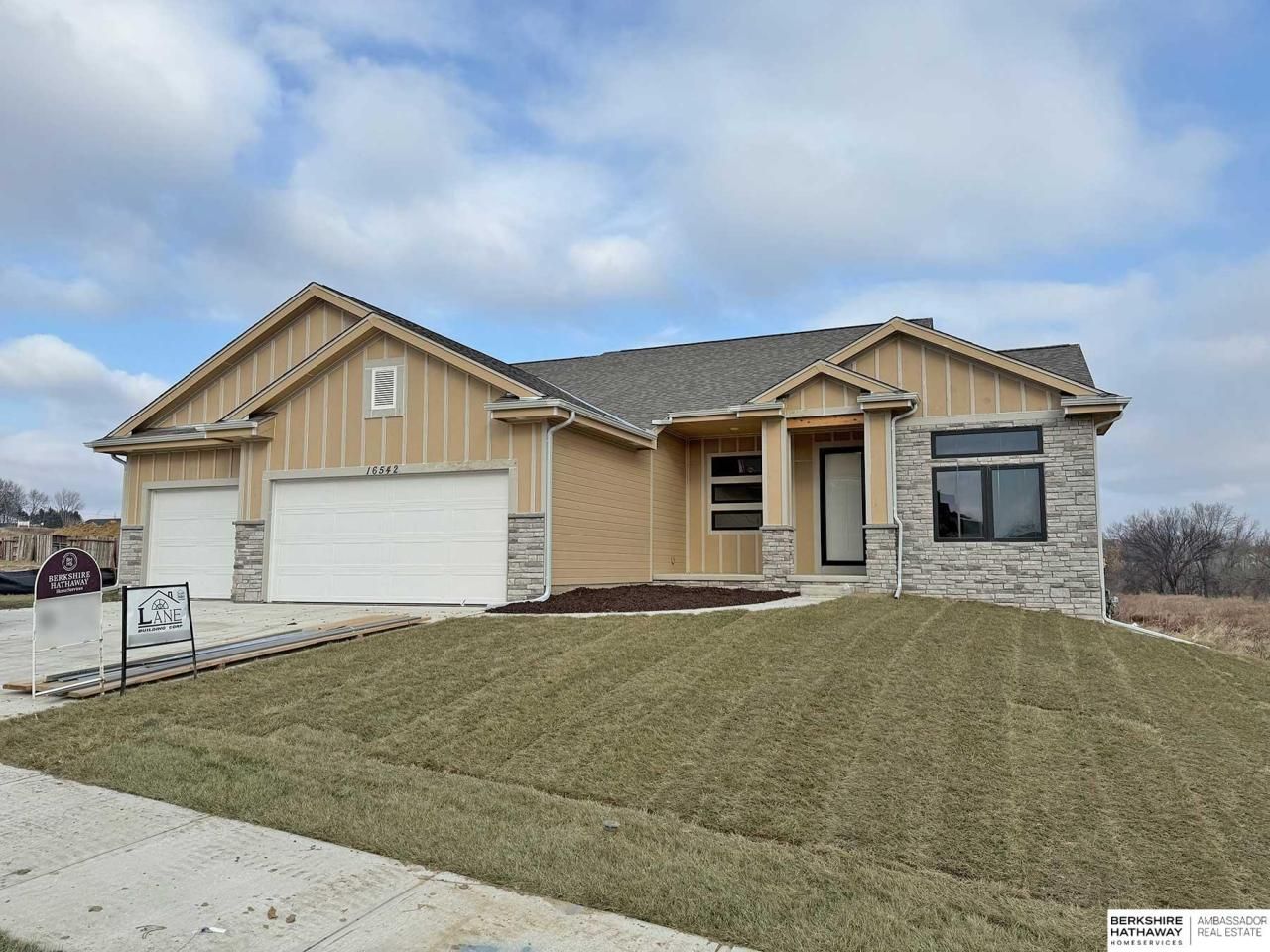 16542 Wirt Street , Omaha, NE 68116