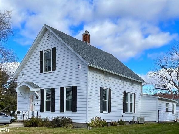 1102 S 12th St, Burlington, IA 52601