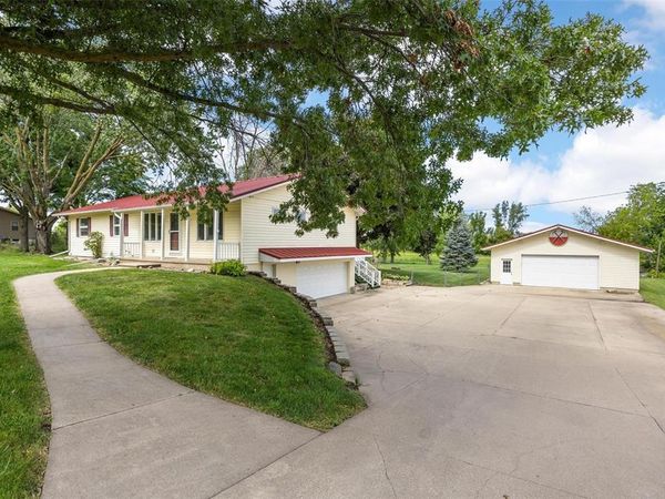 1008 Rolling Glen Drive, Marion, IA 52302
