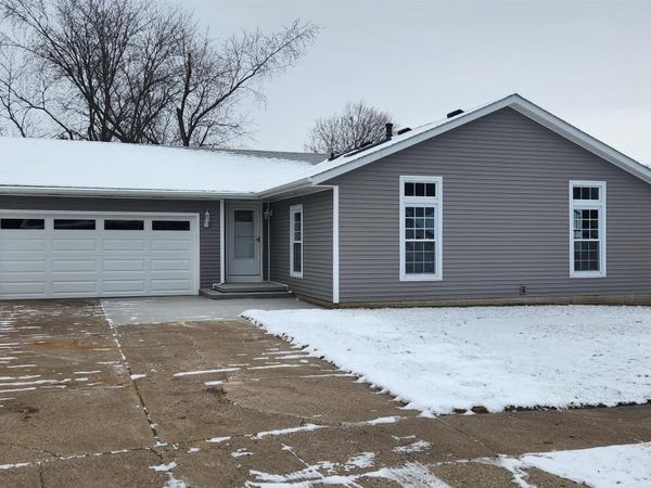 4655 LOCKWOOD Court, Bettendorf, IA 52722