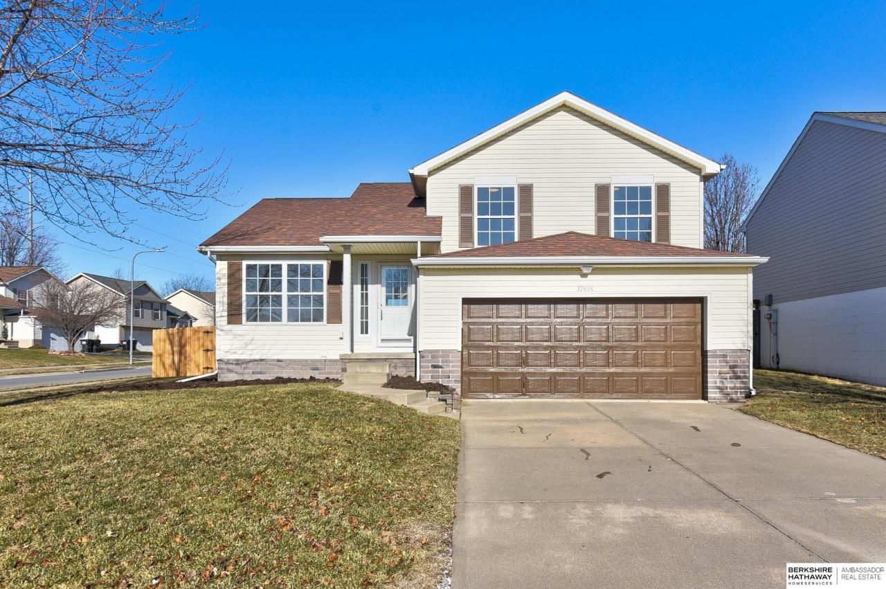 17858 Lillian Street , Omaha, NE 68136