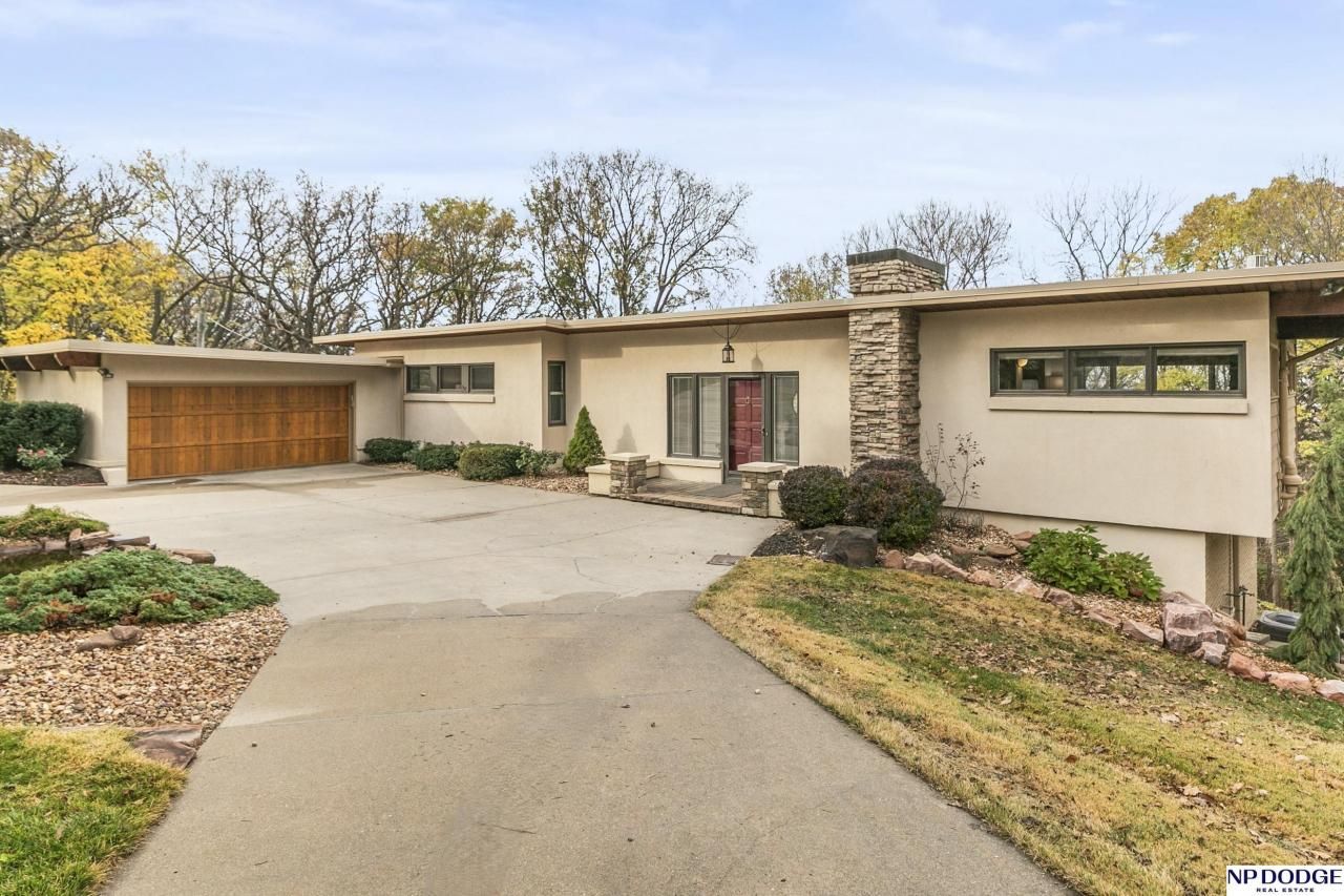 300 Skyline Drive , Elkhorn, NE 68022