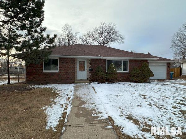 411 9TH Avenue, De Witt, IA 52742