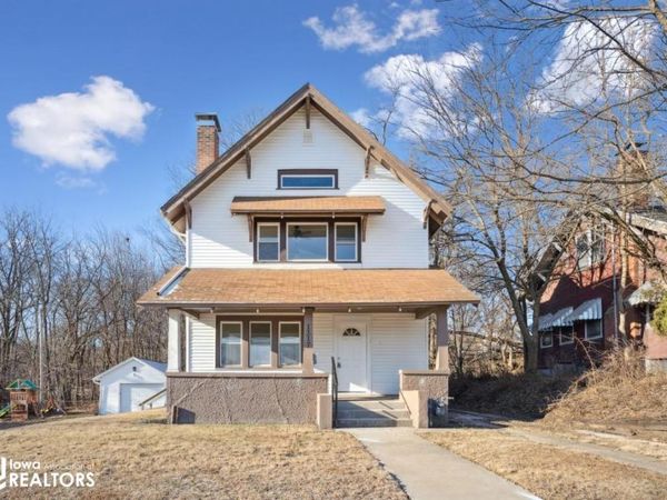 1217 S 4TH Street, Burlington, IA 52601