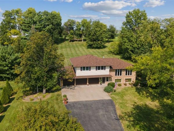 6410 Hillcrest Road , Cedar Rapids, IA 52404