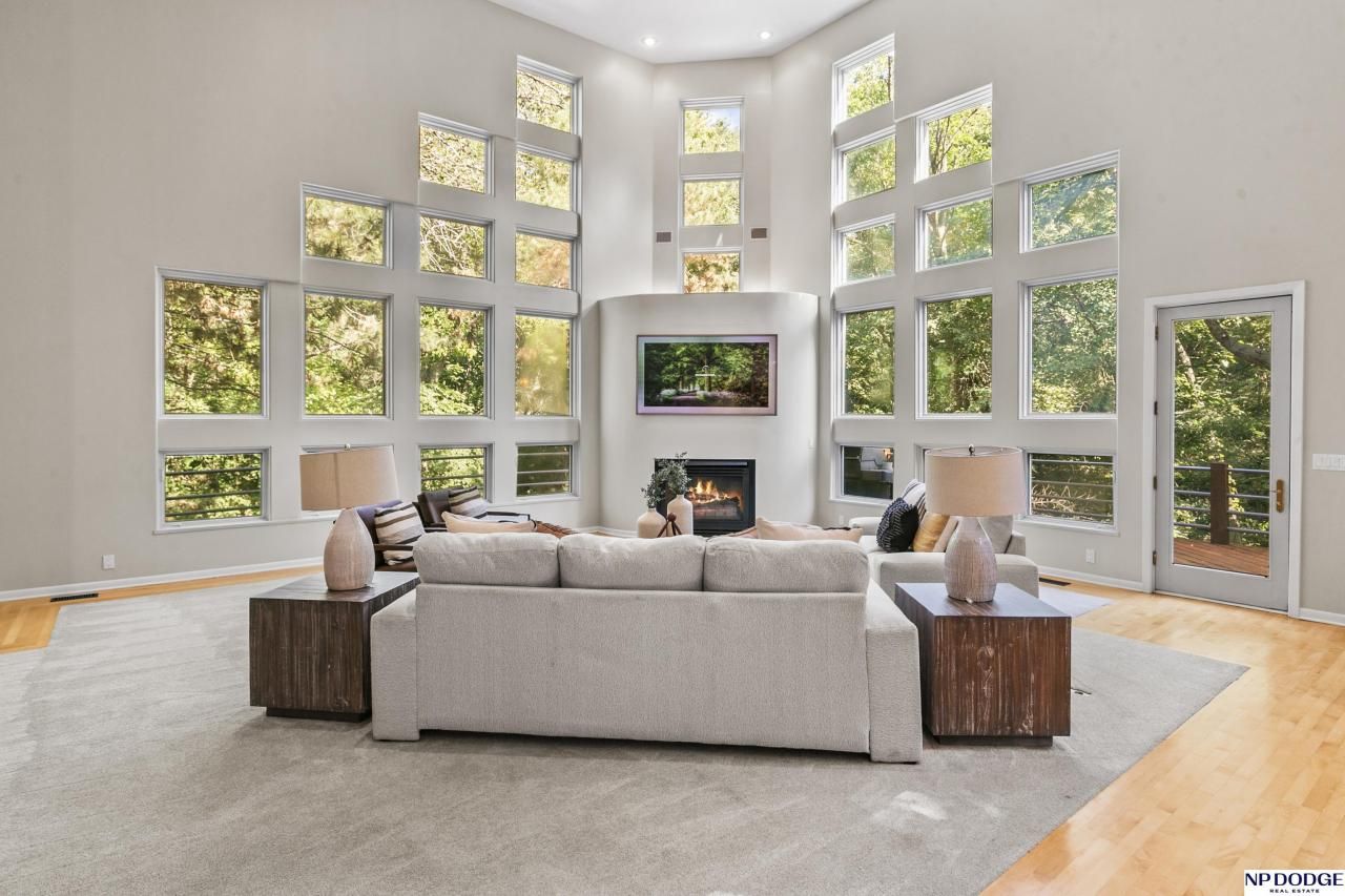 22105 Riverside Drive , Omaha, NE 68022