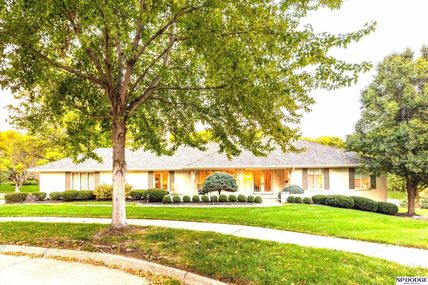 9829 Harney Parkway S, Omaha, NE 68114