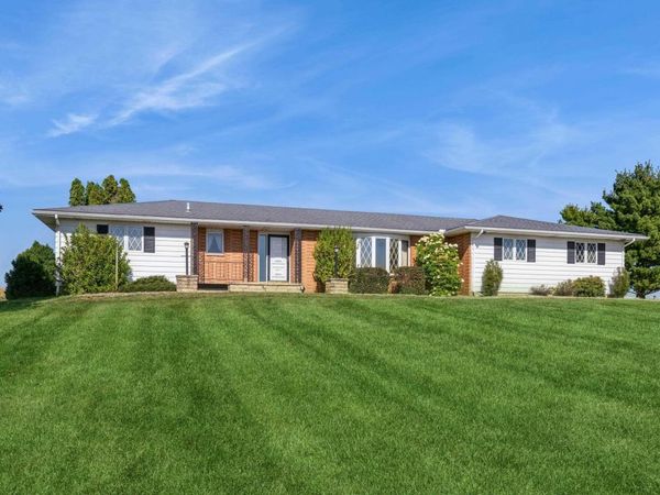 2424 300TH Avenue, De Witt, IA 52742