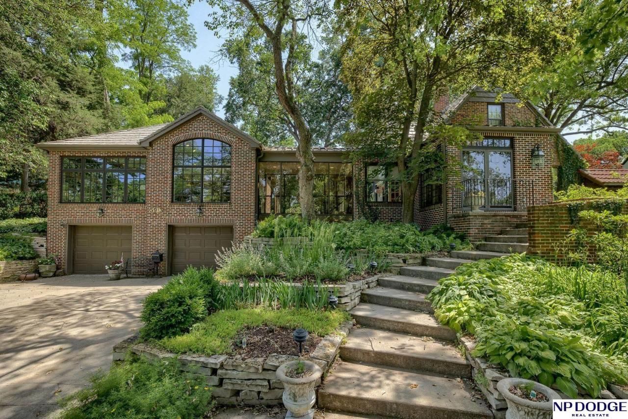 5913 Jones Street , Omaha, NE 68106