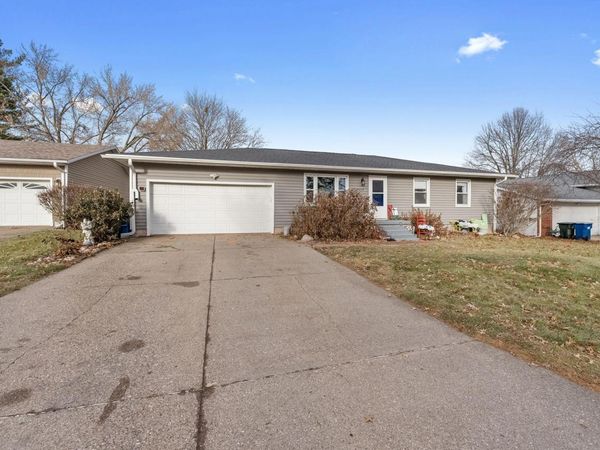 819 SUNRISE CIR, Muscatine, IA 52761
