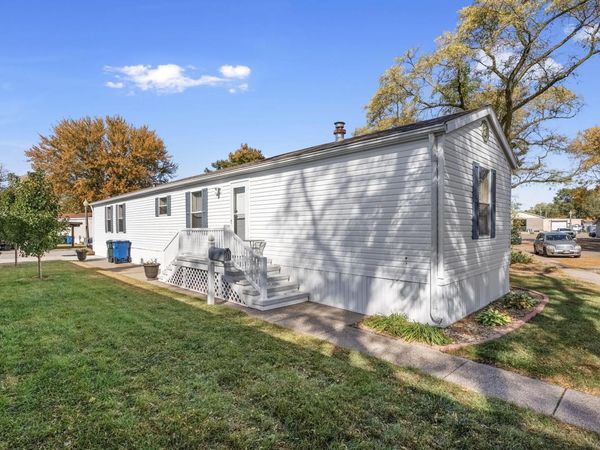 11 ALBANY PARK, Muscatine, IA 52761