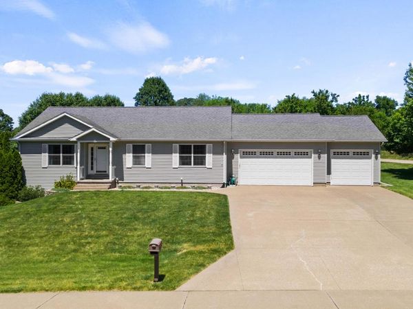 2714 BIRDIE DR, Muscatine, IA 52761