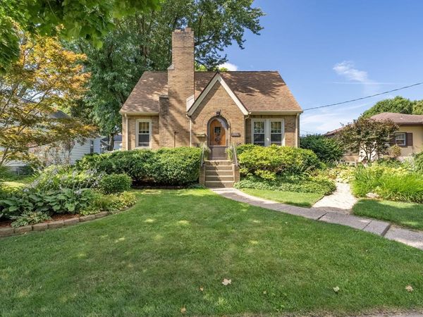 1906 ORANGE ST, Muscatine, IA 52761