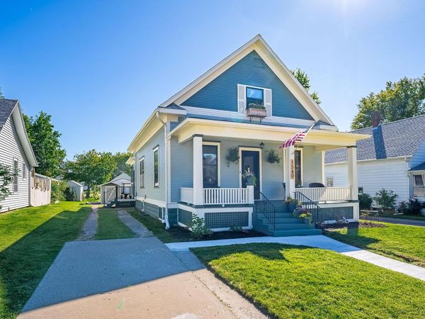 1560 WASHINGTON ST, Muscatine, IA 52761
