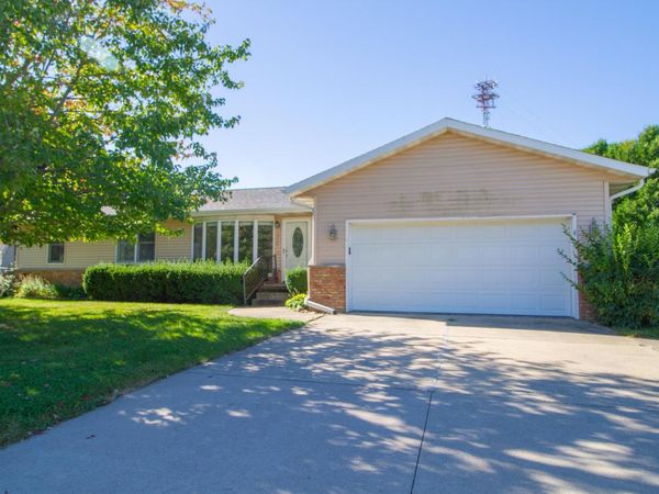 3334 MULBERRY AVE, Muscatine, IA 52761
