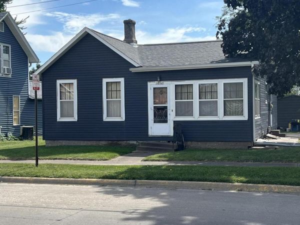1402 E 5TH ST, Muscatine, IA 52761