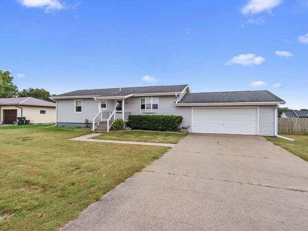 6904 MCINTIRE ST, Muscatine, IA 52761