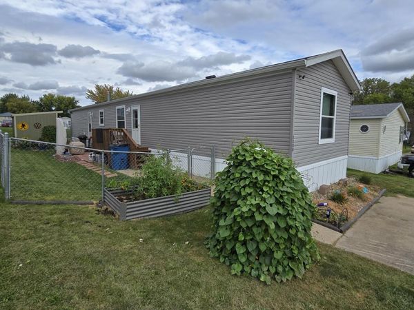 3208 W 47TH PL, Davenport, IA 52806