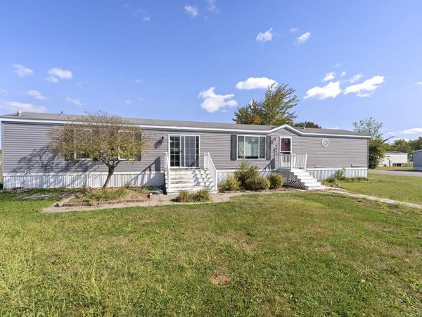 4955 ABRAMS DR, Muscatine, IA 52761